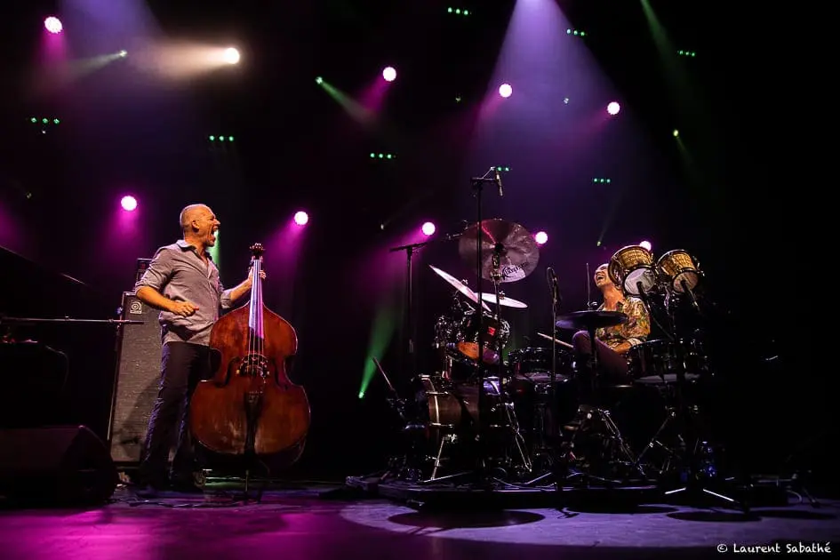 'Arvoles' - Avishai Cohen and drummer on stage