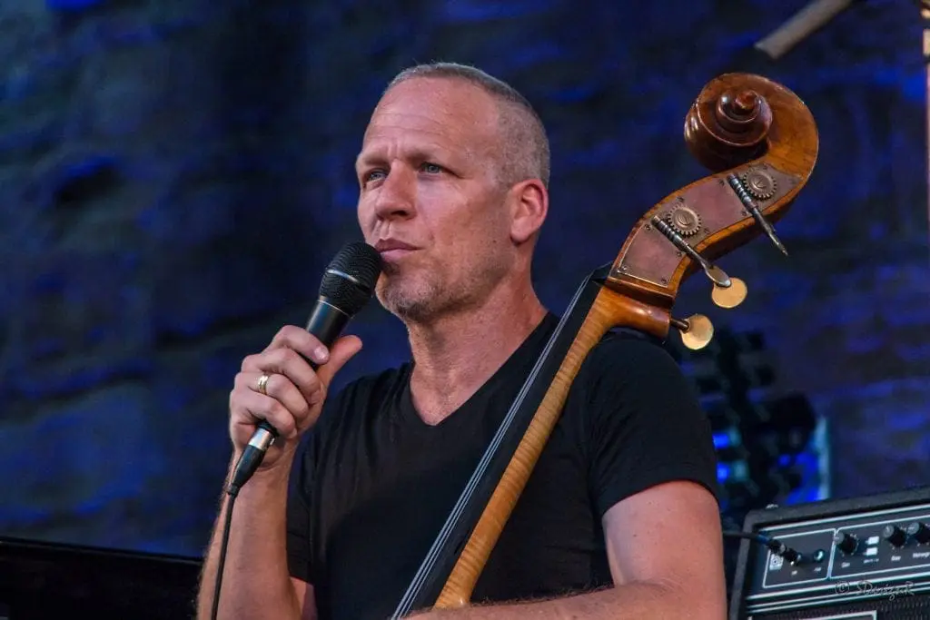 'Arvoles' - Avishai Cohen talking to the audience