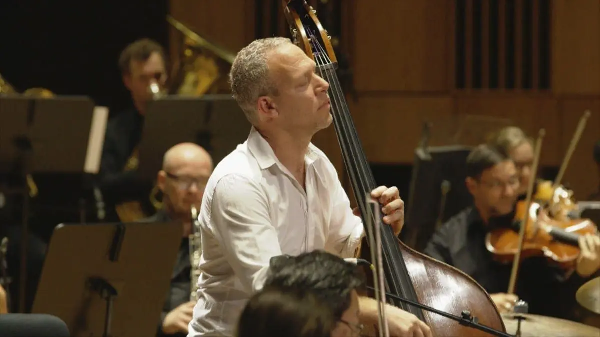 Avishai Cohen amongst conductor and orchestra