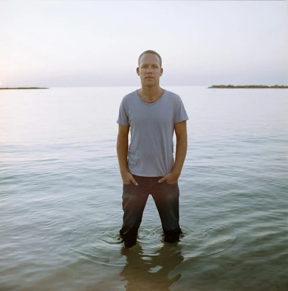Avishai Cohen standing in the sea - Seven-Seas -Lucille Reyboz