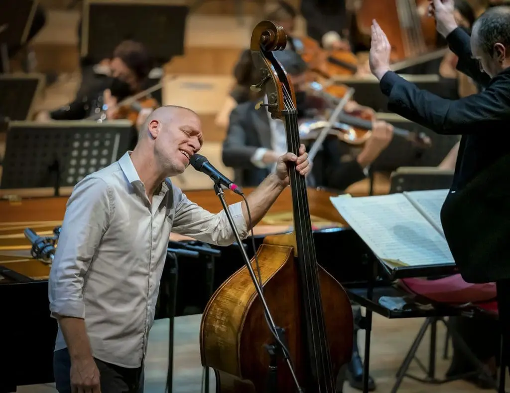 Orchestral show 2021 - Avishai Cohen-singing live on stage