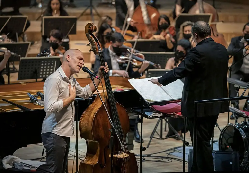 Orchestral show 2021 - Avishai Cohen singing with Conductor and orchestra on stage