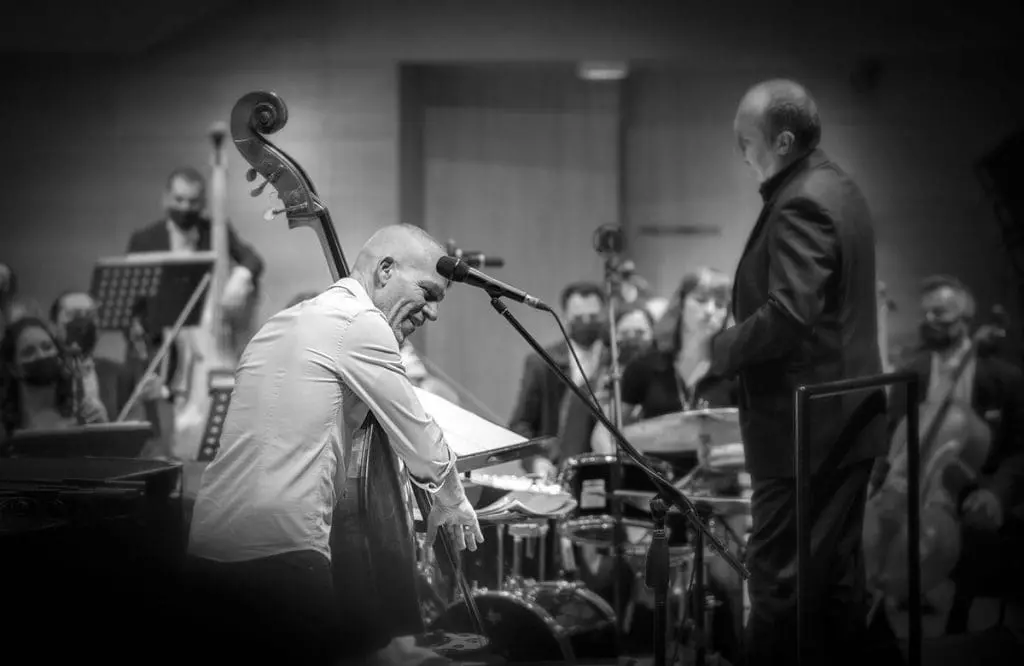 Orchestral show 2021 - Avishai Cohen with Bass and Conductor (black and white)