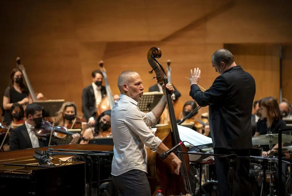 Orchestral show 2021 - Avishai Cohen with Conductor and orcestra on stage