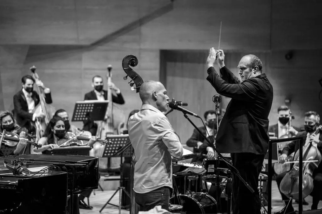 Orchestral show 2021 - Avishai Cohen with Conductor (black and white)