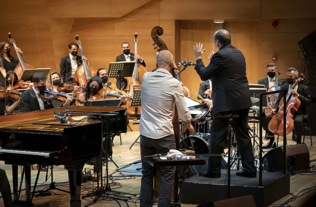 Orchestral show 2021 - Avishai Cohen with Conductor on stage