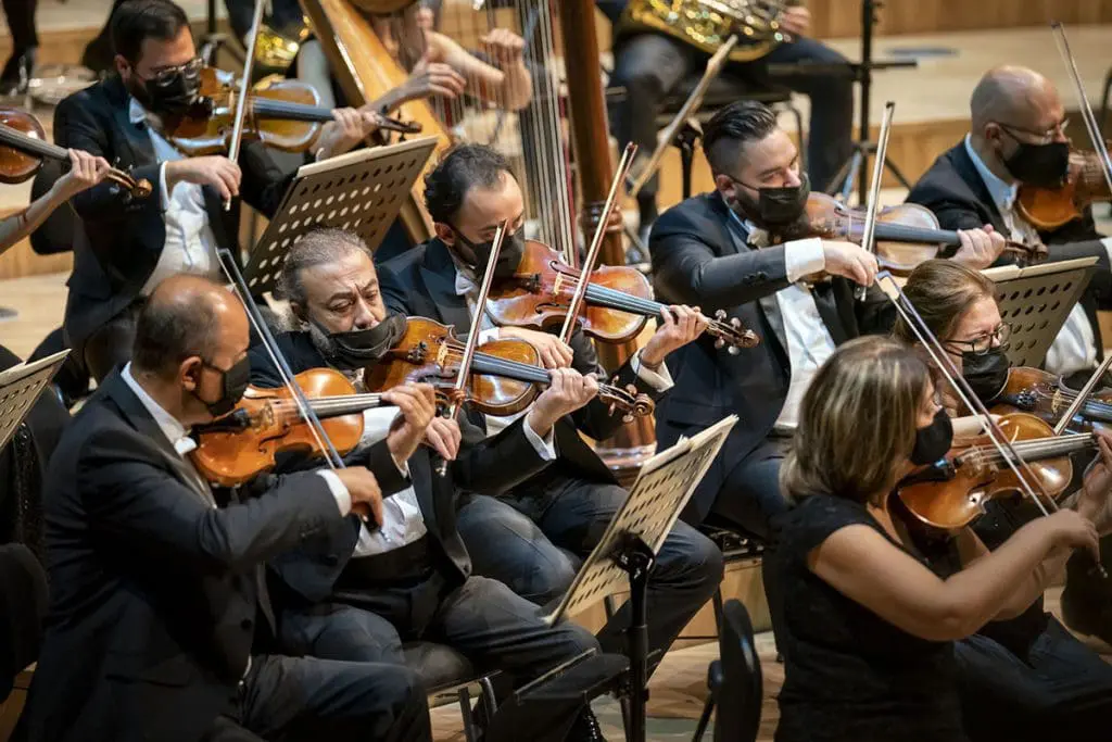 Orchestral show 2021 - orchestra violinists